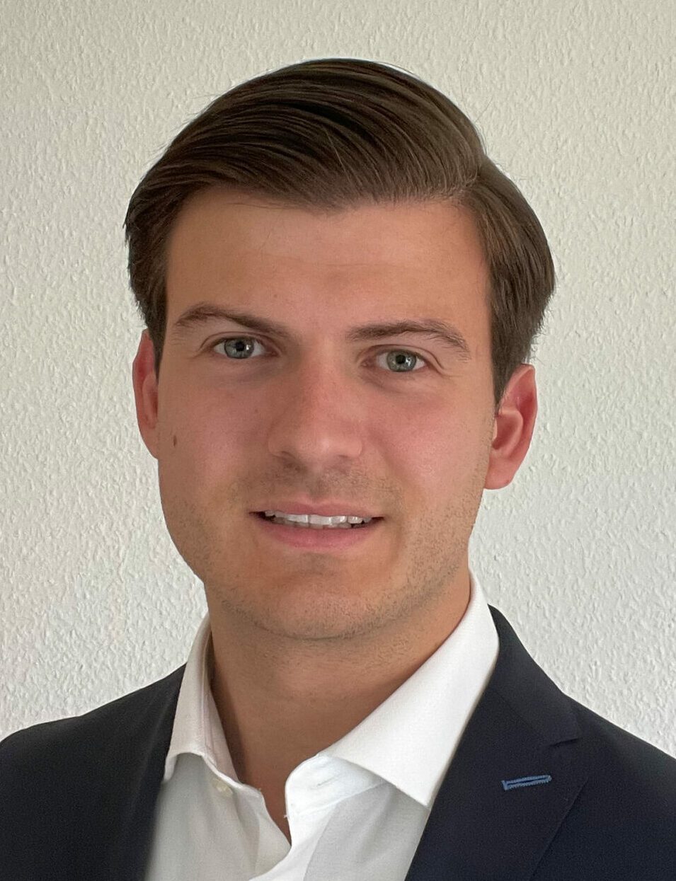 Portrait of Leon Schulte in a suit